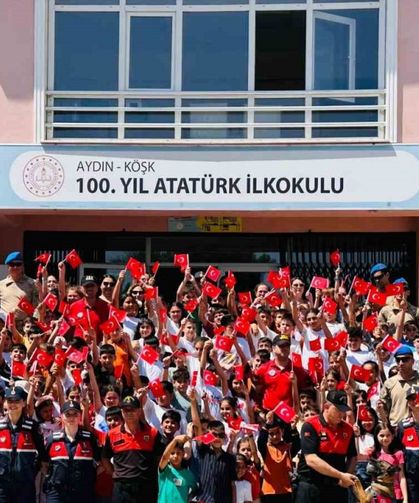 Jandarma sürprizle geldi, çocuklar sevindi