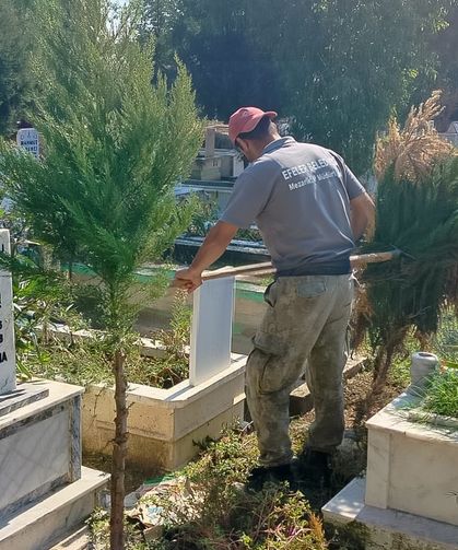 Efeler'in ekipleri mezarlıklardaki çalışmalarını sürdürüyor