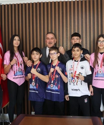 Gençlik ve Spor İl Müdürü Yığmatepe Muay Thai'de başarılı olan sporcuları ağırladı