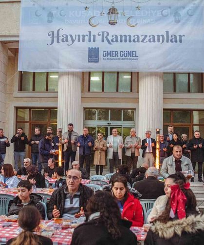 Davutlar'da oruçlar Kuşadası Belediyesi'nin iftar sofrasında açıldı