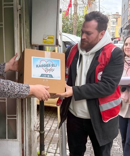 Efeler'de vatandaşlara gıda desteği