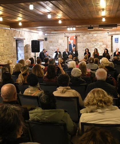 Kuşadası Sevgililer Günü'nü İbramaki Sanat Galerisi'nde müzikle karşıladı