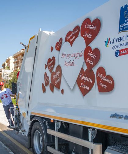 Kuşadası'nda Çöp Kamyonu Sevgi Dağıttı
