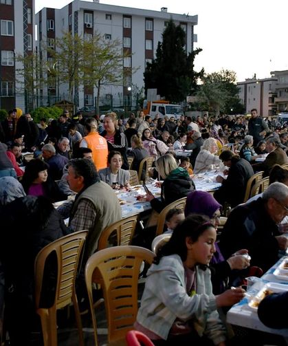 Kuşadası Belediyesinden Ramazan ayı boyunca 18 bin kişilik 8 iftar yemeği