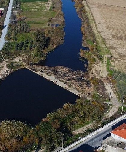 Doğaseverler tarihi taş köprüye dikkat çekti