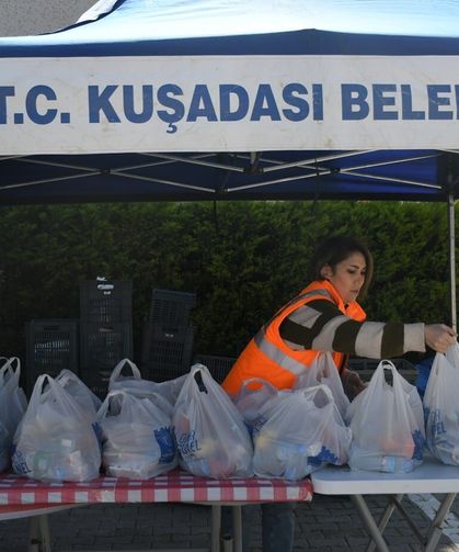 Kuşadası Belediyesi Beslenme Çantası Projesi Kararlılıkla Sürüyor