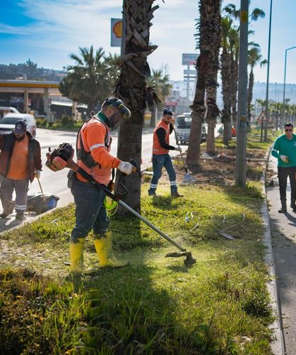 Kuşadası bayrama hazırlanıyor: Refüjlerde bakım ve peyzaj çalışmaları hızlandı
