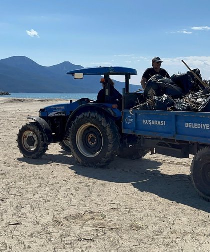 Kuşadası Belediyesinden plajlarda yoğun temizlik mesaisi