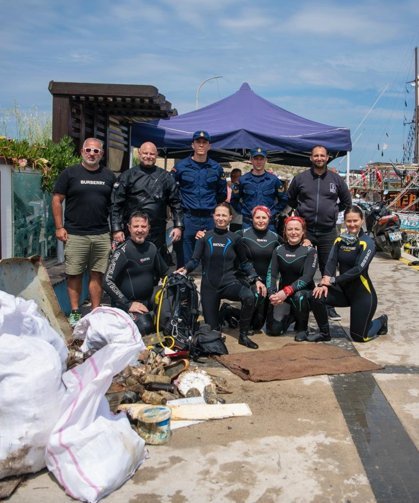 Kuşadası'nda kıyı ve deniz temizliği: 200 kg atık toplandı