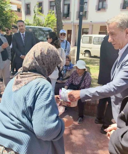 Herkes belediye başkanı olarak,işportacı teyze ise müşteri olarak gördü