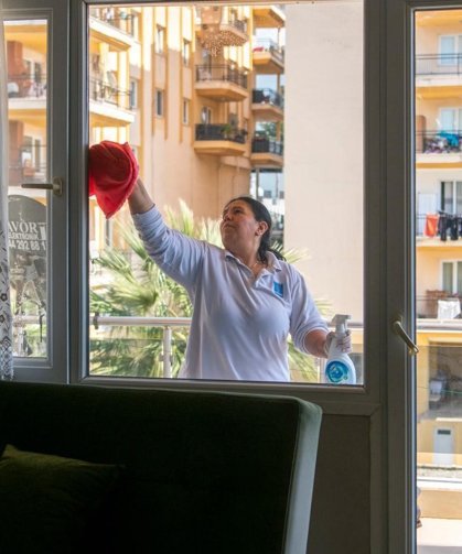 Kuşadası Belediyesi Evde Bakım Birimi ihtiyaç sahibi vatandaşların yanında