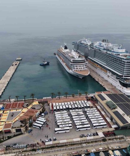 Kuşadası'na 2 kruvaziyer 5 bin 297 turist getirdi