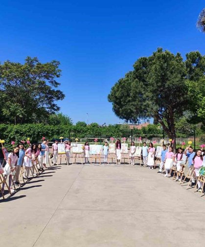 Minik yazarlar kitaplarını imzaladı