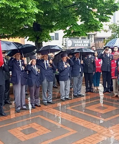 Nazilli'de 23 Nisan yağmur altında kutlandı