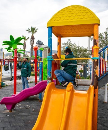 Kuşadası'nda Çocuk Parkları bahara hazırlanıyor