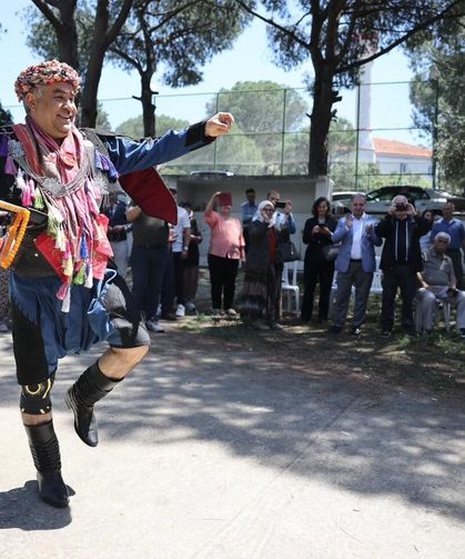 Efe kıyafeti giydiler, zeybekte buluştular