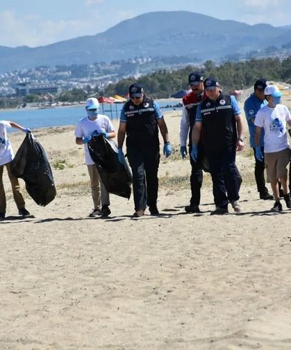 Kuşadası’nda öğrenciler sahilleri temizledi