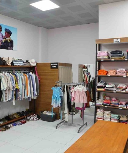 Efeler Belediyesi'nin Sosyal Destek Giyim Noktası vatandaşlardan ilgi görüyor