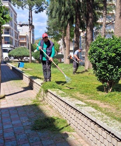 Efeler'de yeşil alanlarda çalışmalar sürüyor
