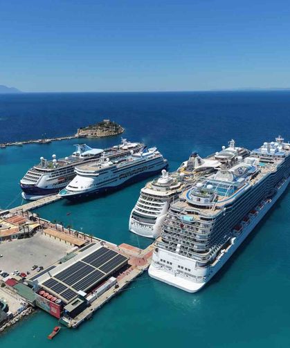 Kuşadası'na 4 kruvaziyer ile 9 bin turist geldi