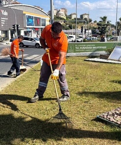 Kuşadası'nda bayram öncesi yeşil alanlarda bakım çalışmaları sürüyor