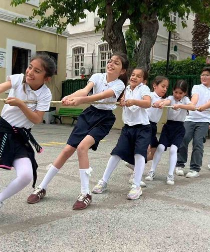 Kuşadası'nda çocuk atletizm şenliği renkli görüntülere sahne oldu