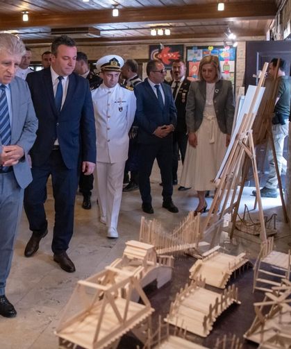 Kuşadası'nda öğrencilerin eserleri sergilendi