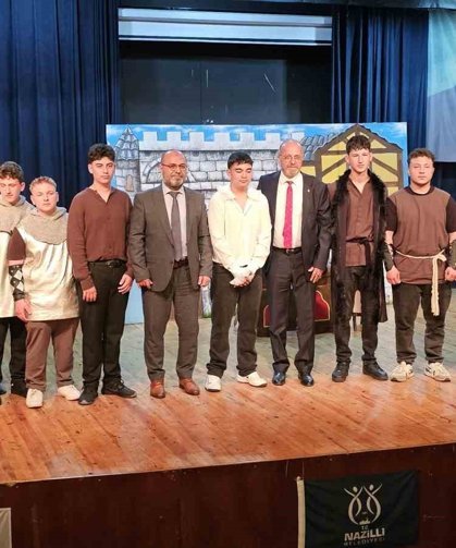 Meslek liseliler 'Hamlet'le sahneye çıktı