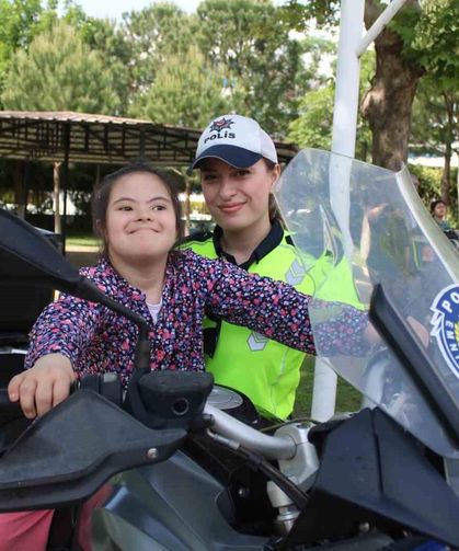 Polislerden özel çocuklara unutulmaz gün