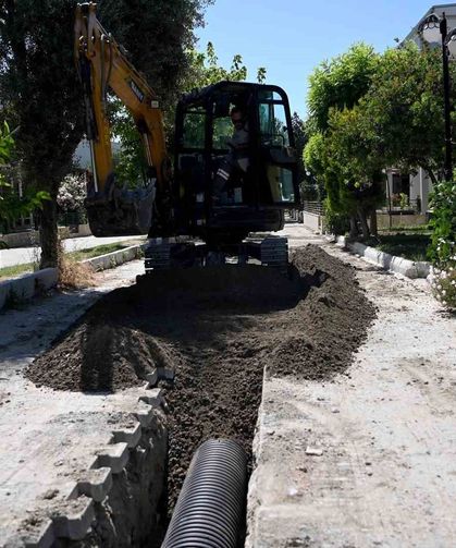 Kuşadası'nda 294 metrelik yağmur suyu hattı çalışması başladı