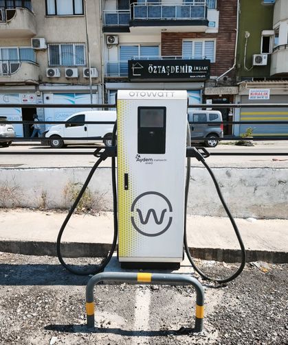 Efeler Belediyesi'nin elektrikli araç şarj istasyonları hizmette
