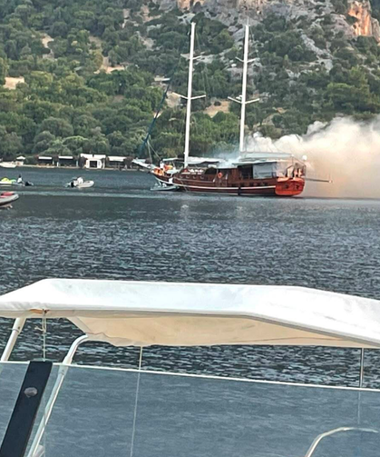 Göcek'te yanan tekne battı