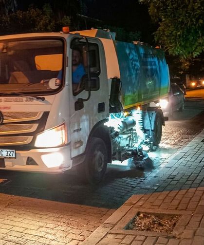 Efeler'de gece temizlik mesaisi