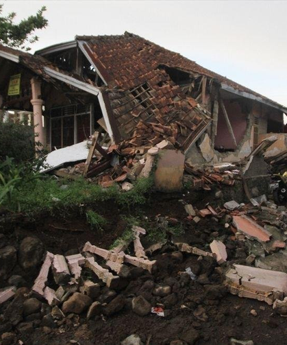 Endonezya'da 7,7 büyüklüğündeki deprem: Hayatını kaybedenlerin sayısı 51'e yükseldi