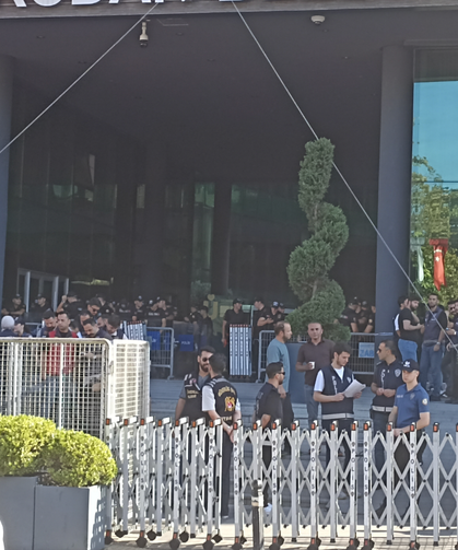 Üsküdar Belediyesi çevresinde polis ablukası!