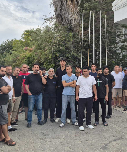 Otel çalışanları da turistler de kapının önüne konuldu