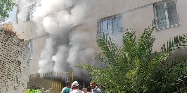 Kuşadası'nda yangın! Vatandaşlar balkondan tahliye edildi