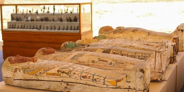 Mısır'da antik dönemden kalma 250 mumya ve 150 heykel bulundu