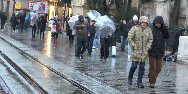 Taksim'de beklenen kar yağışı başladı