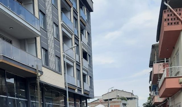 Buharkent'te cam balkon takan işçi, ikinci kattan düştü