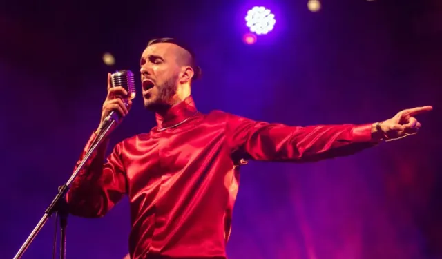 Cem Adrian'dan tepki: "Burası çiftleşebileceğiniz bir konser değil"