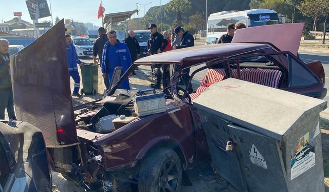 Efeler'de otomobil durağa daldı: 3 yaralı