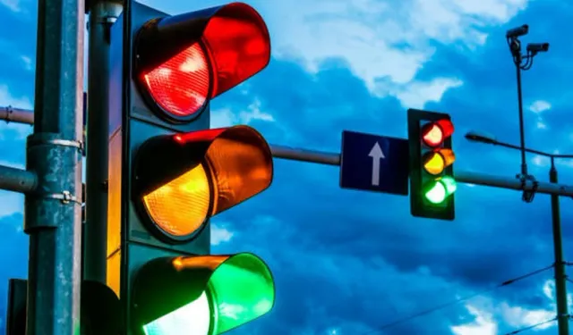 Trafik ışıkları artık dört renkli olacak; Peki yeni renk ne anlama gelecek?