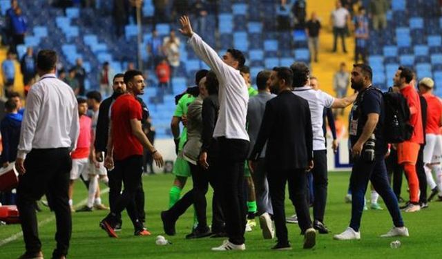 Adana'da maç sonu saha karıştı! Burak Yılmaz sakinleştirmeye çalıştı