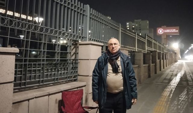 CHP'li Mahmut Tanal, bakanlığın önünde oturma eylemi başlattı