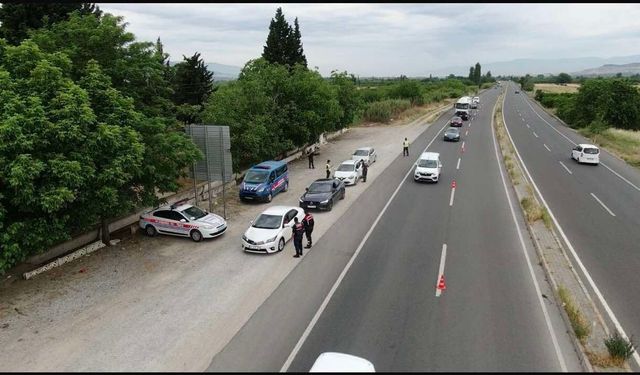 Karacasu’daki yol kontrolünde 259 araç sorgulandı