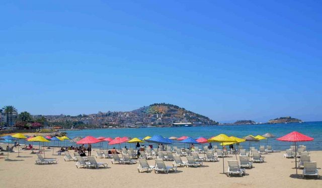 Kuşadası Belediyesi, halk plajlarında şemsiye ve şezlongları ücretsiz yaptı