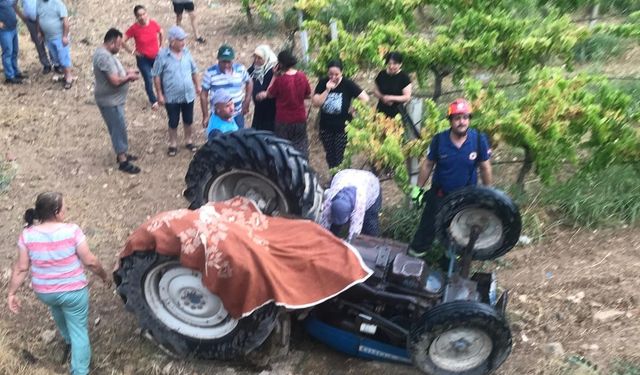 Devrilen traktörün altında kalan karı koca hayatını kaybetti