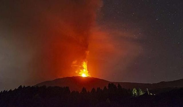 Etna Yanardağı'nda Lav Akıntısı Korku Yarattı