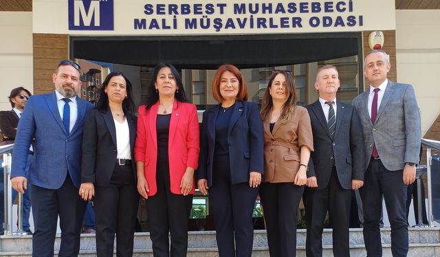 Aydın Serbest Muhasebeci ve Mali Müşavirler Odası yeni yönetimi mazbatasını aldı.